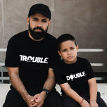 Trouble Double Funny Vater Son Daughter Match T-Shirt<br><div class="desc">Machen Sie sich mit unseren "Trouble" und "Double" passenden T-Shirts für den doppelten Spaß fertig! Egal,  ob Sie Probleme mit Ihrem Sohn verursachen oder einfach nur aushängen,  diese passenden T-Shirts werden sicher den Kopf drehen. Perfekt für den Vatertag oder für jede Gelegenheit,  lassen Sie uns in doppelte Schwierigkeiten kommen!</div>