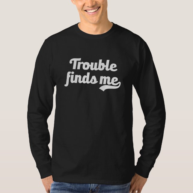 Trouble Finds Me Mischief   Joke Cynic Viral Meme  T-Shirt (Vorderseite)
