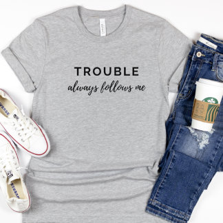 Trouble folgt mir lustige Paare schwarzen Text ihr T-Shirt