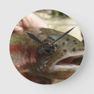 Trout in Hands Runde Wanduhr