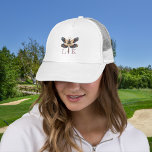 Trucker Hat Truckerkappe<br><div class="desc">Diese Libelle im Folk Art-Stil hat reiche Farben und ein Monogramm für Ihre 1. und Nachnamen-Initialen. Die Vorlage für das Monogramm ist einfach zu bedienen und Sie können sogar die Schriftfarbe ändern, wenn Sie möchten, indem Sie auf den Button "Bearbeiten mit dem Designwerkzeug" am unteren Rand der Vorlage klicken. Genießen...</div>