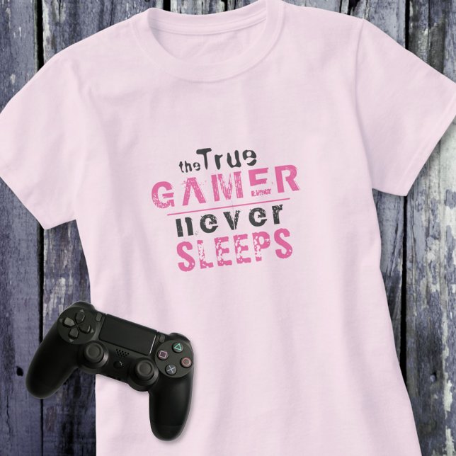 True Gamer schläft nie pinkfarbene Typografie-Game T-Shirt (Von Creator hochgeladen)