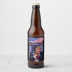 Trump 2020 Trump umarmt die Flagge Bierflaschenetikett