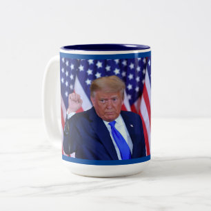 Trump 2024: Amerika zurück Zweifarbige Tasse