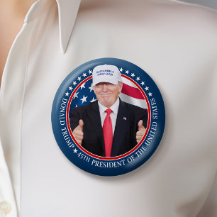 Trump 2024 mit MAGA Hat und Thumbs Up Foto Button