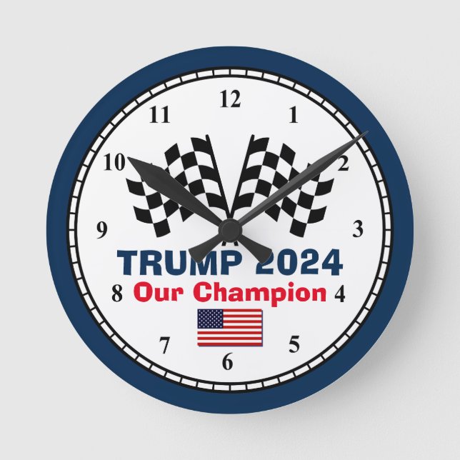 Trump 2024: Race Flags Round Clock Runde Wanduhr (Vorderseite)