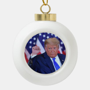 Trump 2024 wird zurück sein keramik Kugel-Ornament