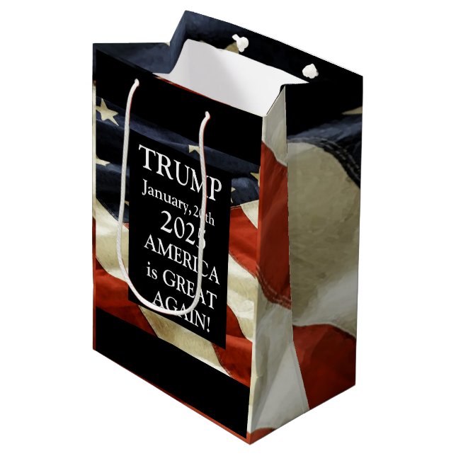TRUMP 2025 MITTLERE GESCHENKTÜTE (Vorderseite Schrägansicht)