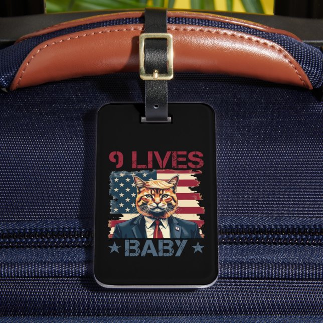 Trump 9 Lives Baby Gepäckanhänger (Vorderseite Insitu 2)