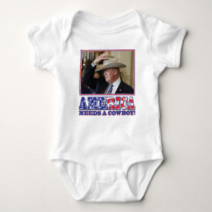 TRUMP-AMERIKA-KOWBOY BABY STRAMPLER