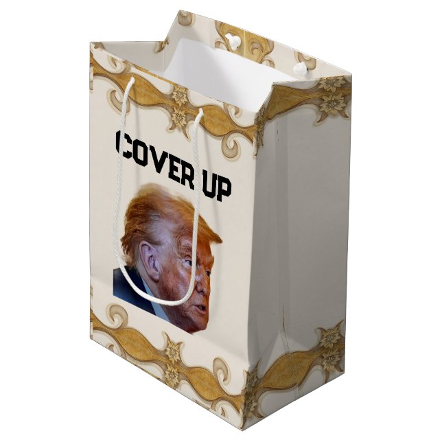 Trump Cover Up Gift Bag Mittlere Geschenktüte (Vorderseite Schrägansicht)