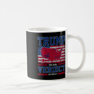 Trump das wahre Verdikt, das sich über den Flaggen Kaffeetasse