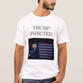 Trump deutet T - Shirt an