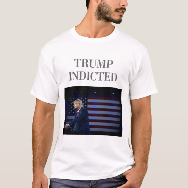 Trump deutet T - Shirt an (Vorderseite)