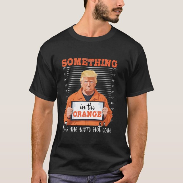 Trump - Etwas im Orange Vote Felon Political T-Shirt (Vorderseite)