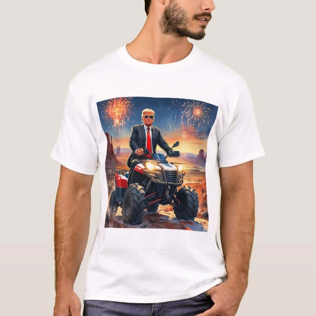 Trump fährt ATV im Monument Valley Fireworks USA T-Shirt (Vorderseite)