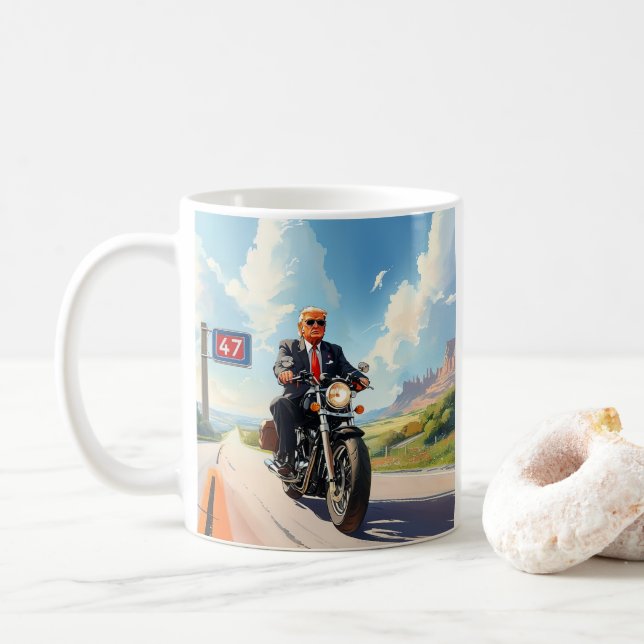 Trump fährt Motorrad über 47 Schildern SüdwestUSA Kaffeetasse (Mit Donut)