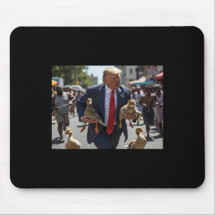 Trump hält Enten und Katzen bei der Abstimmung übe Mousepad