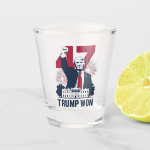 Trump hat erneut die Präsidentschaftswahl 2024 gew Schnapsglas