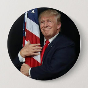 Trump im Jahr 2020, der die Fahne umarmt Button