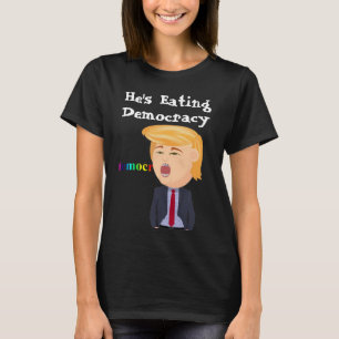 Trump isst den T - Shirt der Demokratie