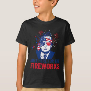 Trump ist hier nur wegen des Feuerwerks Lustiger 4 T-Shirt