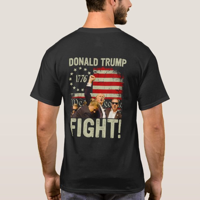 Trump kämpft gegen Kampf (auf der Rückseite) T-Shirt (Rückseite)