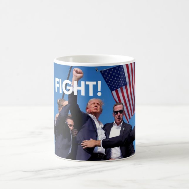 Trump: Liebe Ihn oder Hass Ihn, Er macht immer... Kaffeetasse (Mittel)