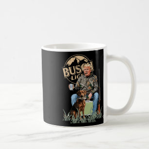 Trump mit der Hundepuppe führt Camouflage der Jagd Kaffeetasse