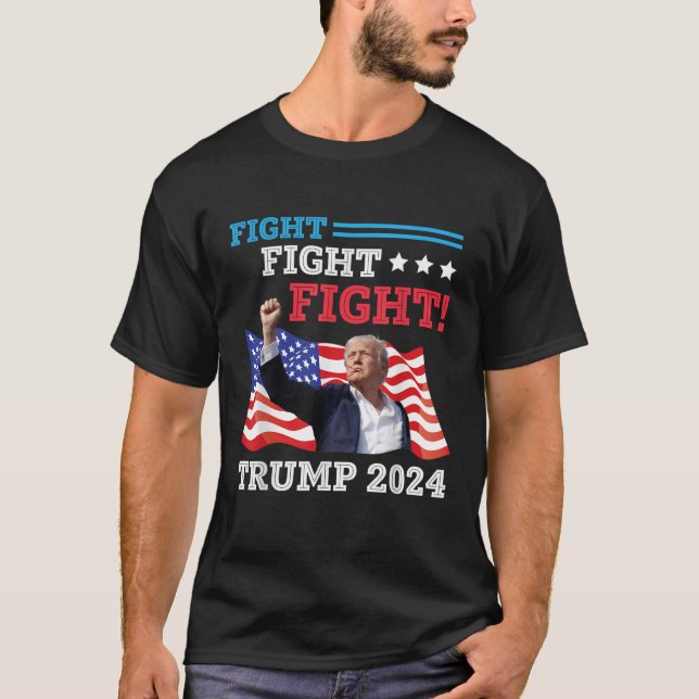 Trump mit US-Flag-Kampf gegen Trump 2024 T-Shirt (Vorderseite)