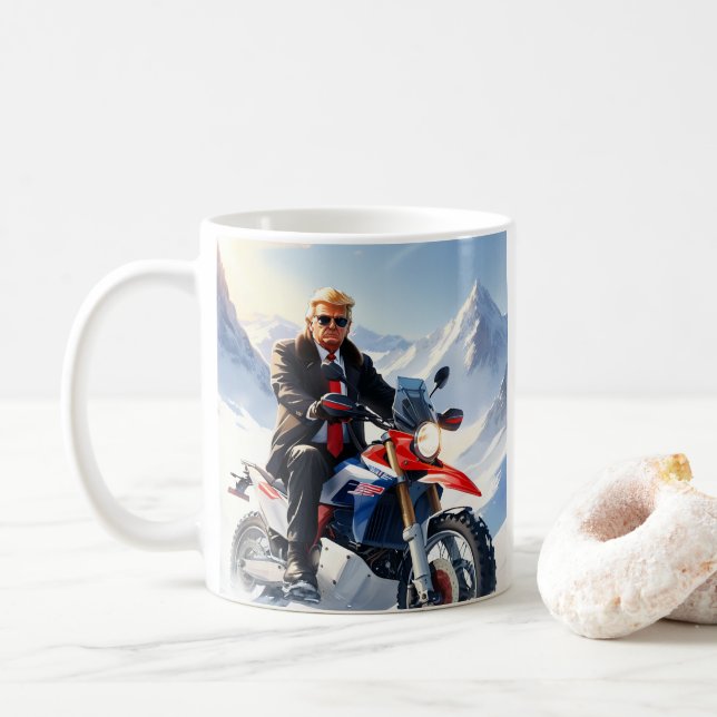 Trump Riding Motorrad im Winter Weihnachten MAGA Kaffeetasse (Mit Donut)