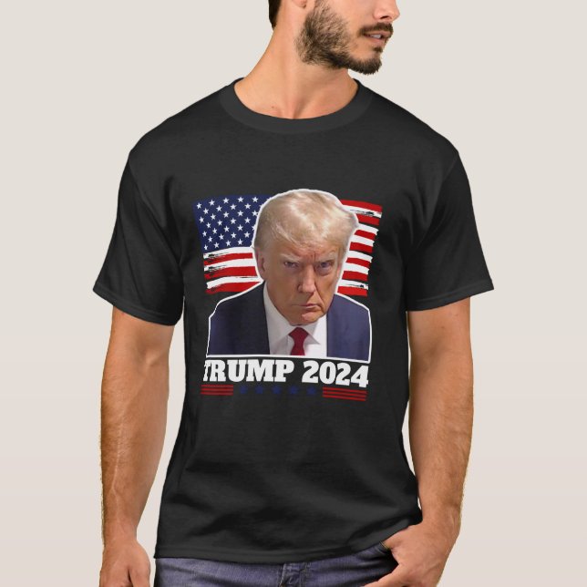 Trump sagt Trump 2024 und US-Flagge T-Shirt (Vorderseite)