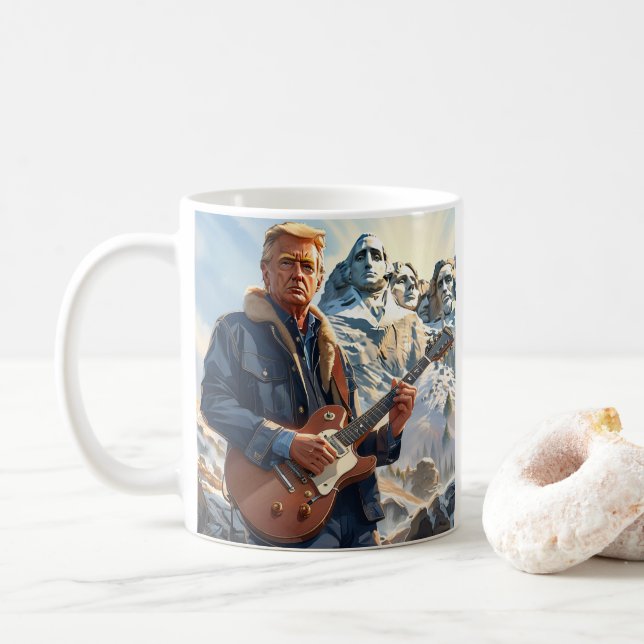 Trump spielt elektrische Gitarre Mount Rushmore MA Kaffeetasse (Mit Donut)
