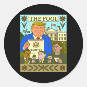 Trump Tarot Karte Der Narr erhebt Zoll auf Pinguin Runder Aufkleber