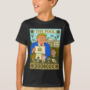 Trump Tarot Karte Der Narr erhebt Zoll auf Pinguin T-Shirt