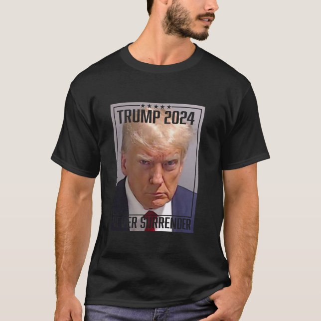 Trump Tasse Shot Vote Trump 2024 Mugshot Niemals S T-Shirt (Vorderseite)