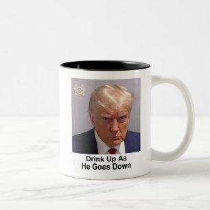 Trump-Tasse "Trink auf, während er absteigt" Zweifarbige Tasse