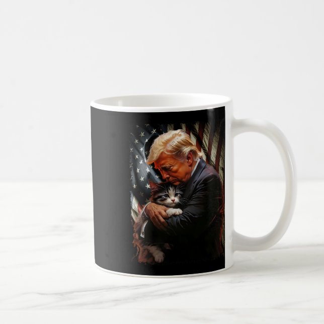 Trump umarmt eine orange Katze 2024 und macht Katz Kaffeetasse (Rechts)