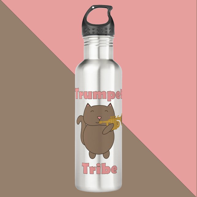 Trumpet Tribe Cute Cartoon Cat Musical Animal Edelstahlflasche (A water bottle with a cute brown cat playing the trumpet with the words trumpet tribe in pink.)
