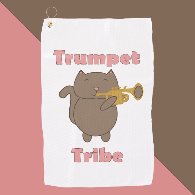 Trumpet Tribe Kawaii Cat Pink Golfhandtuch (A golf towel with a brown cat playing trumpet and the words trumpet tribe in pink.)
