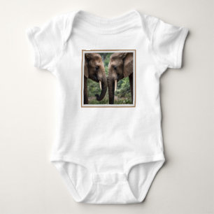 "Trunk to Trunk: Eine sanfte ElefantenEmbrace" Baby Strampler