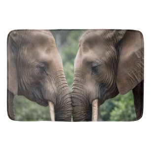 "Trunk to Trunk: Eine sanfte ElefantenEmbrace" Badematte