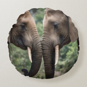 "Trunk to Trunk: Eine sanfte ElefantenEmbrace" Rundes Kissen