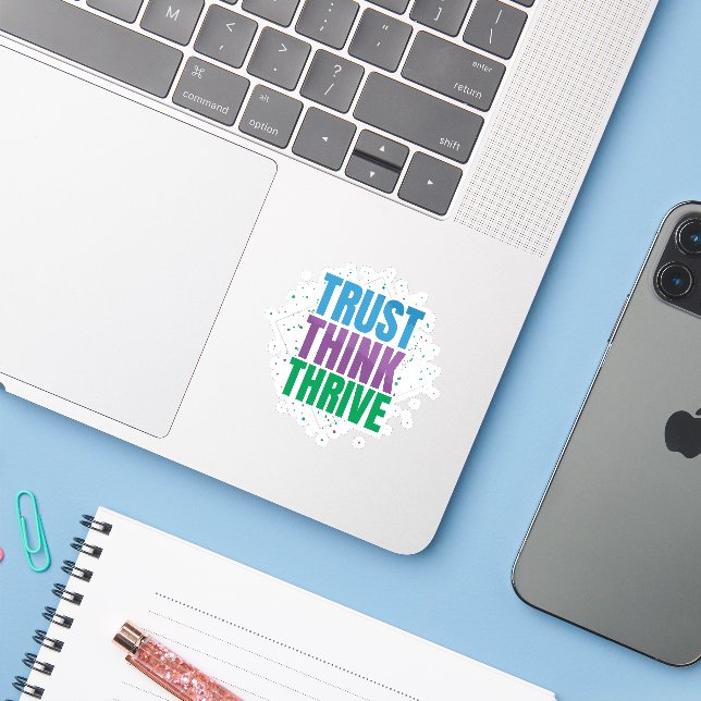 Trust Think Thrive – Motivational Quote Design Aufkleber (Laptop mit iPhone)