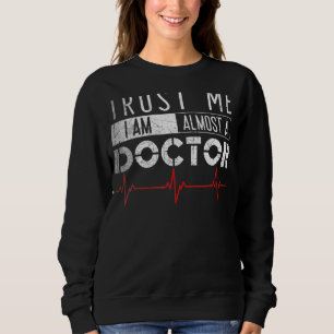 Trusts mir, ich bin fast Doktor Medical Student Sweatshirt