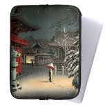 Tsuchiya Koitsu - Schnee bei Nezu Shrine Laptopschutzhülle<br><div class="desc">Schnee bei Nezu Shrine / Frau in Schnee - Tsuchiya Koitsu,  Holzblock Farbdruck,  1934</div>