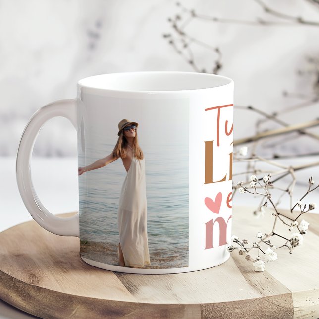 "Tú Unico Limite es Tu Mente" Custom Fotos Boho Kaffeetasse ("Tú Unico Limite es Tu Mente" Custom Photos Boho Coffee Mug on a boho wooden kitchen table.)