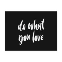 Tu, was du auf der schwarzen Postkarte Liebe