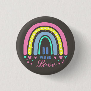 "TU WAS DU LIEBST" ZITAT BRAUN RETRO BOHO REGENBOG BUTTON