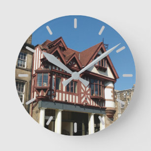 Tudor oak frame building, Edinburgh, Scotland Runde Wanduhr